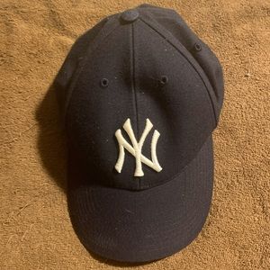 Black & white New York Yankees, baseball hat.